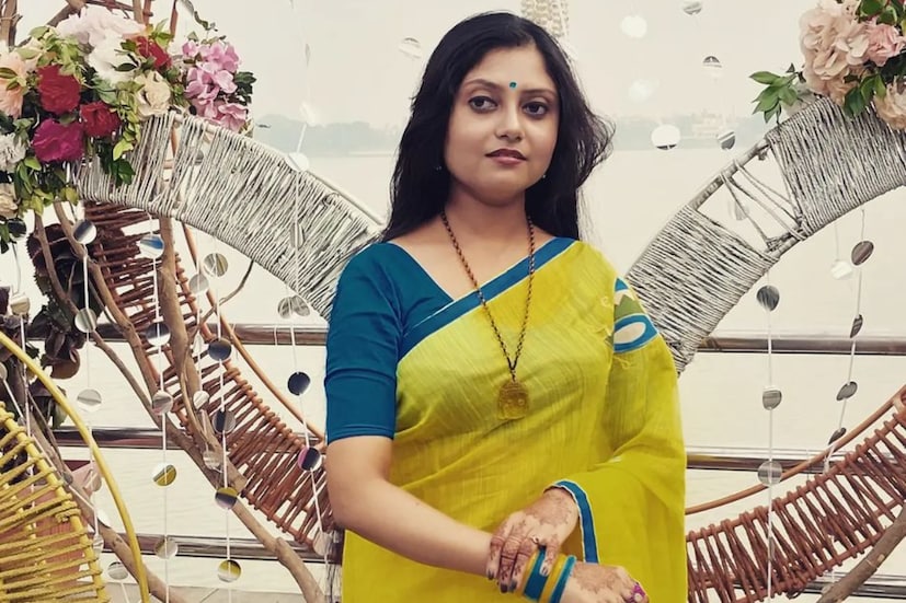 শ্বশুরবাড়ি নরেন্দ্রপুরে হলেও, সোদপুরে বাবার কাছে থেকেই প্রায় নিত্যদিন চলত মফস্বল থেকে শহর কলকাতায় যাতায়াত। নবম বা দশম শ্রেণিতে পড়ার সময়ে তাঁর মায়ের মৃত্যু হয়। তার পর থেকে বাবাই তাঁর সব। মেয়ের অভিনয়ের শখে উৎসাহ দিতেন তাঁর বাবা। (Reporter: Rudra Narayan Roy)