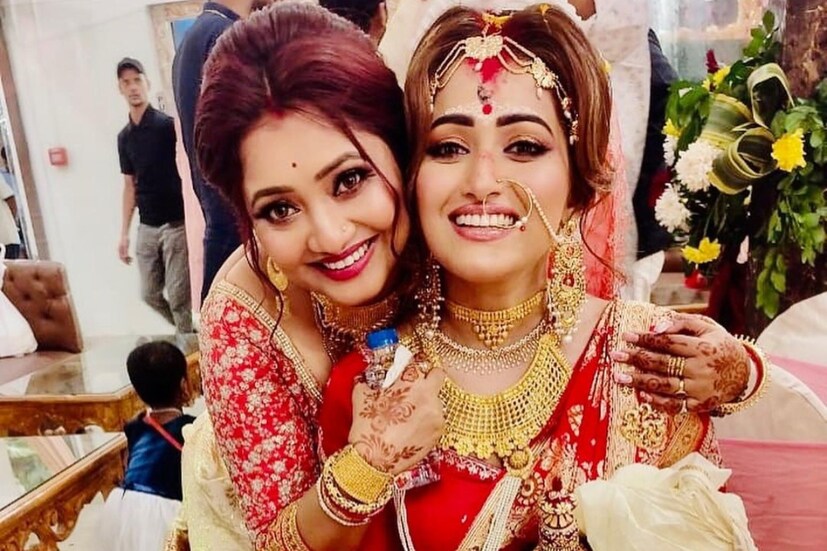 সায়েন্স সিটির পিছনের গ্রাউন্ডে এলাহি আয়োজন করা হয়েছিল বিয়ের। বউভাত হবে নিকো পার্কে। ঘটা করে বিনোদন এবং রাজনীতির জগতের সমস্ত মানুষকে আমন্ত্রণ জানানো হয়েছিল।
