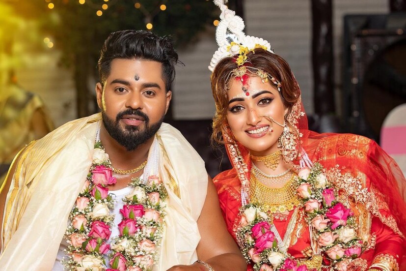 সাতপাকে বাঁধা পড়লেন অভিনেত্রী সুদীপ্তা বন্দ্যোপাধ্যায়। সোমবার সন্ধ্যায় ধুমধাম করে বিয়ে সারলেন তৃণমূল নেতা সৌম্য বক্সীর সঙ্গে। পরনে লাল বেনারসি ও মানানসই সাবেকি সোনার গয়না পরে ঝলমলে কনে।