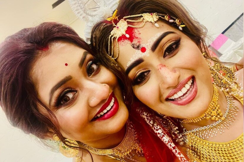সোশ্যাল মিডিয়া ভরে উঠছে তারকা বিবাহ অভিযানের ছবি ও ভিডিও। বিয়ে সেরে বরের সঙ্গে ছবি পোস্ট ‘সোহাগজল’ ধারাবাহিকের ‘বেণী বৌদি’র।