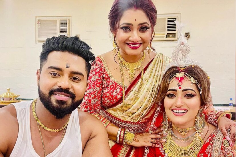 বিয়ের মণ্ডপে বর এলেন হুডখোলা লাল গাড়ি করে। মালাবদল হল চারদিকে তুবড়ি জ্বালিয়ে। টেলি তারকার বিয়ের রাত একেবারে জমজমাট!