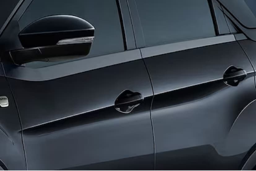 সাবকমপ্যাক্ট SUV-তে পাঁচজন পর্যন্ত বসতে পারেন। Tata Nexon ৩৫০ লিটারের একটি বিশাল বুট স্পেস দিতে পারে। Tata Nexon-কে Kia Sonet, Mahindra XUV300, Renault Kiger, Maruti Suzuki Brezza, Nissan Magnite এবং Hyundai Venue-এর সঙ্গে তুলনা করা হয়।