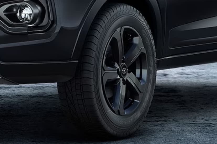  Tata Nexon পেট্রোল এবং ডিজেল— দুই রকম ইঞ্জিনেই পাওয়া যায়। সেক্ষেত্রে একটি ১.২-লিটার থ্রি-সিলিন্ডার টার্বো-পেট্রোল ইঞ্জিন থাকে, যা ১২০PS শক্তি এবং ১৭০Nm টর্ক জেনারেট করতে পারে। অন্য দিকে, একটি ১.৫-লিটার ফোর-সিলিন্ডার ডিজেল ইঞ্জিন থাকতে পারে, যা ১১০PS শক্তি এবং ২৬০Nm টর্ক জেনারেট করতে পারে ৷