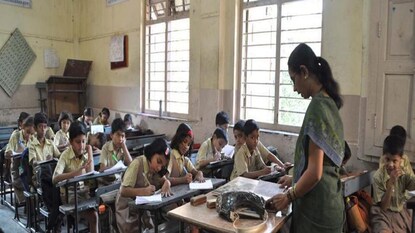 অসমে শিক্ষকদের পোশাকবিধি। সংগৃহীত ছবি। অসমে শিক্ষকদের পোশাকবিধি। সংগৃহীত ছবি।