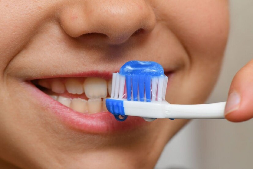 দাঁত যাতে মুক্তোর মত সাদা হয় সেই জন্য বহু মানুষ আছেন যাঁরা আয়ুর্বেদ টুথপেস্ট ব্যবহার করেন ৷ প্রতীকী ছবি ৷ 