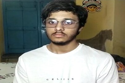 দ্বাদশ শ্রেণীর পরীক্ষায় সেরা হাওড়া সৌমাদিত্য, খুশিতে ভাসছে পরিবার!