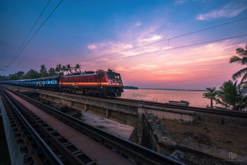ফুল ট্যারিফ রেট (FTR) পরিষেবার নিয়ম অনুযায়ী যাত্রীরা পুরো ট্রেন বা ট্রেনে একটি কোচ বুক করতে পারে। তবে এর আগে https://www.ftr.irctc.co.in/ftr/ সাইটে গিয়ে আপনাকে একটি বিশেষ ইউজার আইডি এবং পাসওয়ার্ড তৈরি করতে হবে। 