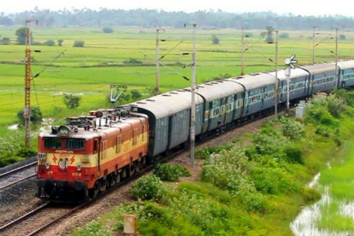 Indian Railways Liquor মদ খেয়ে বা মদ নিয়ে ট্রেনে চড়ছেন? 'ফাইন