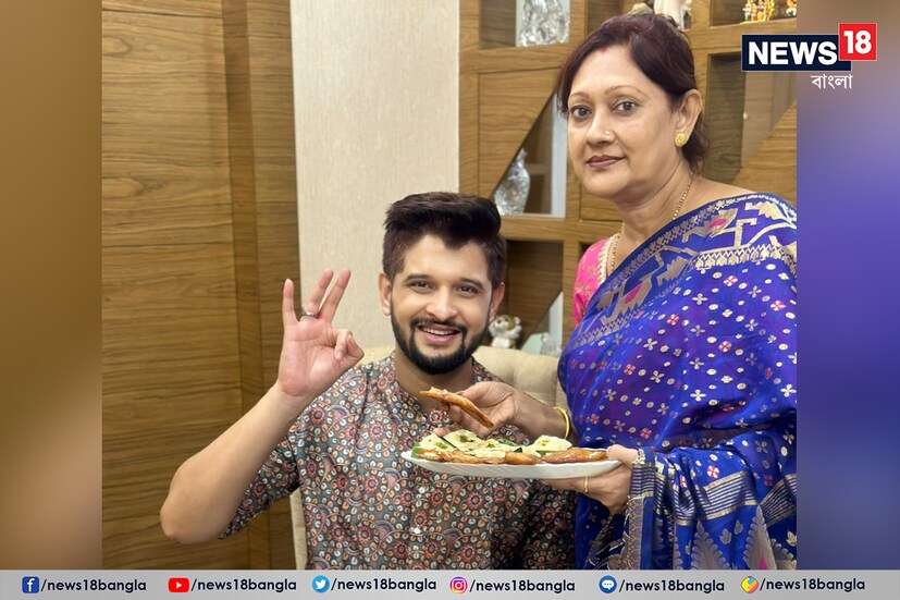 ষষ্ঠীর সমস্ত নিয়মকানুন পালন করে নিজের হাতে জামাইকে আদর যত্ন করে খাইয়ে দিলেন তৃণার মা। শ্যুট সেরে এসে নতুন পাঞ্জাবী পরে ফোটোশ্যুট করলেন নীল। ছবিগুলিতে এক ঘর আনন্দের ফোয়ারার ঝলক। 