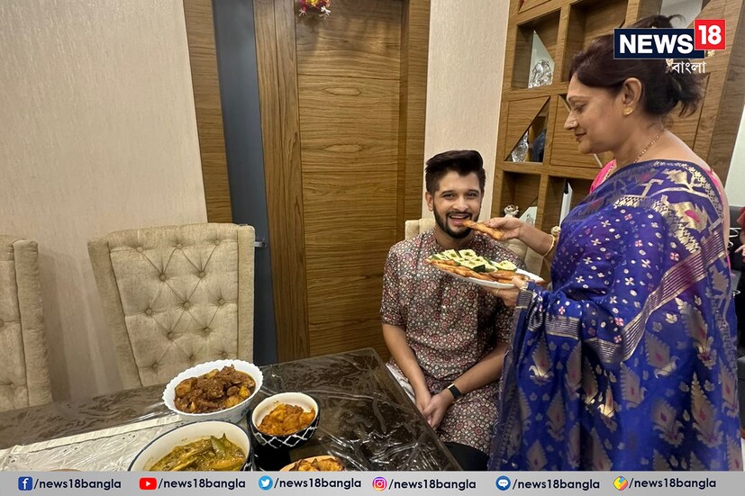 তিন বছরে পা দিল তাঁদের জামাইষষ্ঠী। কিন্তু তিন বারের বারই স্ত্রী উধাও? সিঙ্গাপুর চলে যাচ্ছেন ষষ্ঠীর দিনেই। তাও আবার নীল-হীন সফর। তবে কি জামাইষষ্ঠী এবার বাদ পড়ে গেল? 
