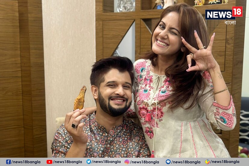 কারণ আজ, বৃহস্পতিবার বন্ধুর সঙ্গে বিদেশ সফরে যাচ্ছেন তৃণা। তাই বুধবার রাতে এলাহী ব্যবস্থা করলেন তৃণার মা। জামাই আদরে ত্রুটি ছিল না কোনও।
