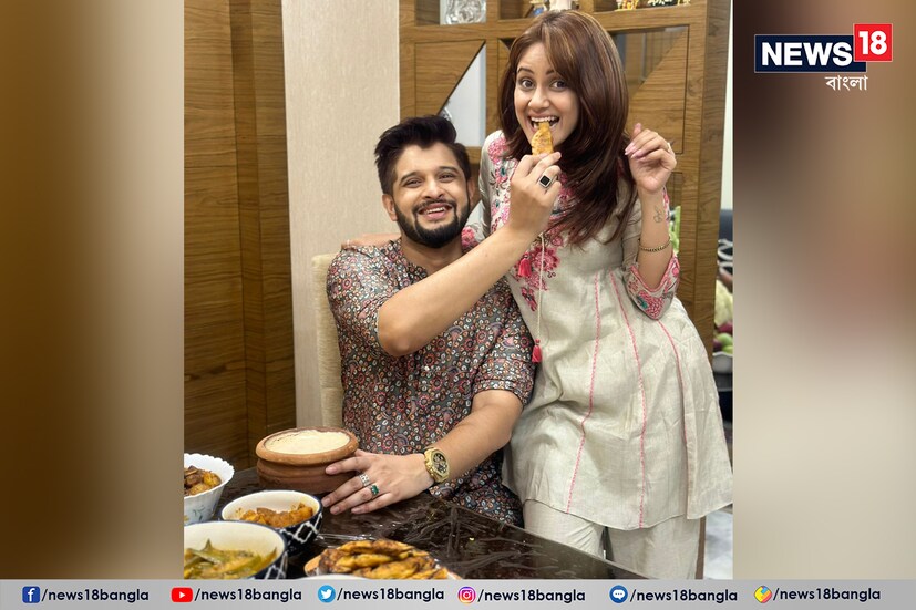 তৃণা নিউজ18 বাংলাকে জানালেন, তাঁর বিদেশ সফরের জন্য একদিন আগে সমস্ত বন্দোবস্ত। নায়িকার কথায়, ‘‘বাপের বাড়িতে মা এবং বড়মাসি সব রান্না করেছেন। রান্নাঘরে আমাকে ঢুকতেই দিচ্ছে না কেউ।’’