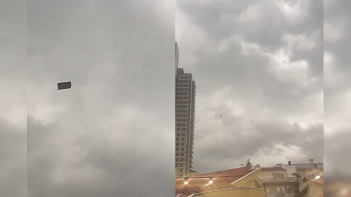 বিধ্বংসী ঝড়ে সব ওলটপালট! হাওয়ার দাপটে সোফা উড়ল আকাশে, ভয়াবহ ভিডিওয়ে আতঙ্ক!