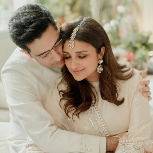 বিশ্বাস ও ভালবাসায় যেন একে অপরকে আগলে রেখেছেন রাঘব-পরিণীতি। 