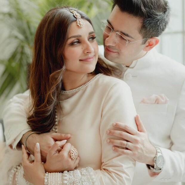 রাঘবের পোশাকের দায়িত্বে থাকা পবন একটি সংবাদমাধ্যমকে সাক্ষাৎকারের সময় জানান “রাঘব খুব সাদামাটা পোশাক পছন্দ করে। তিনি কোনও ভারী কাজ করা কিছু পরতে পছন্দ করেন না। তাই আমি তাঁর জন্য হাতির দাঁতের আচকান তৈরি করার সময় ফ্যাব্রিক, টেক্সচার এবং কাটগুলিতে একদম অন্যরকম ভাবে করেছিলাম।” 