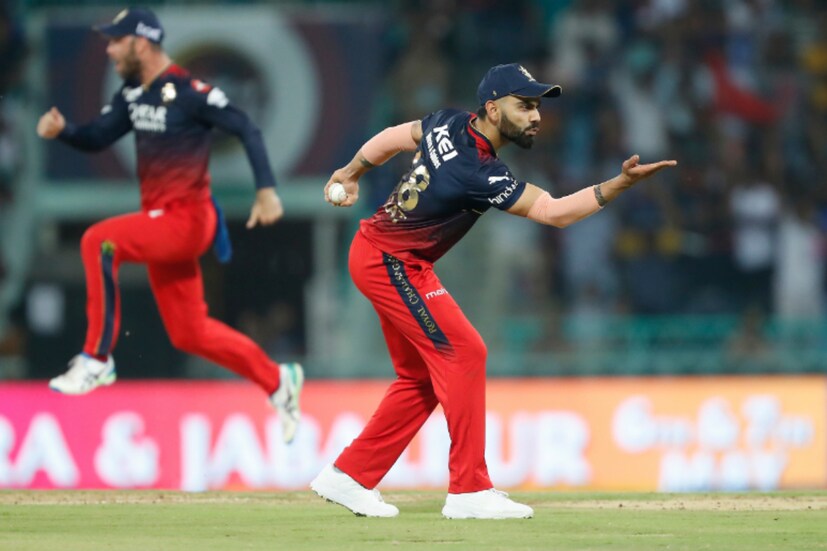 এছাড়া ম্যাচে যখনই উইকেট পড়েছে সতীর্থদের সঙ্গে উল্লাসে মেতেছেন বিরাট কোহলি। আয়ূশ বাদোনির ক্যাচ ধরার পর ফ্লাইং কিস ছুড়তে দেখা যায় আরসিবি মহতারকাকে।