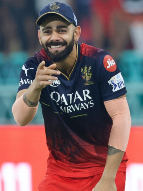 ম্যাচ চলাকালীন ঝামেলাতেও জড়িয়েছেন বিরাট কোহলি। নবীন উল হকের সঙ্গে ঝামেলার সময় যেমন উত্তপ্ত দেখিয়েছে বিরাট কোহলিকে। ঠিক তেমনই আনন্দের মুহুর্তে হাসতেও দেখা গিয়েছে।