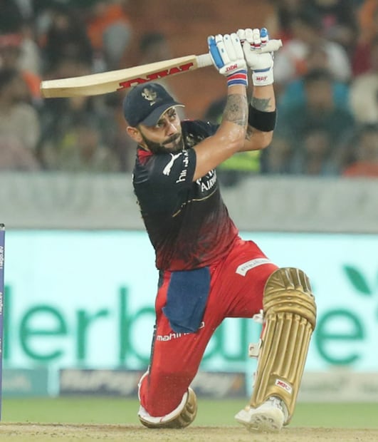 সনরাইজার্স হায়দরাবাদের বিরুদ্ধে শুরু থেকেই আক্রমণাত্মক ব্যাটিং করেন কোহলি। ৬২ বলে সেঞ্চুরি করেন বিরাট। ৬৩ বলে ১০০ করে আউট হন বিরাট কোহলি।