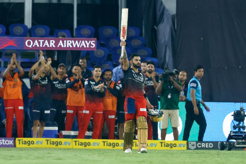 সানরাইজার্সের বিরুদ্ধে নিজের আইপিএল কেরিয়ারের ষষ্ঠ শতরান করলেন বিরাট কোহলি। আইপিএলের ইতিহাসে সর্বোচ্চ শতরানকারী হলেন কোহলি।