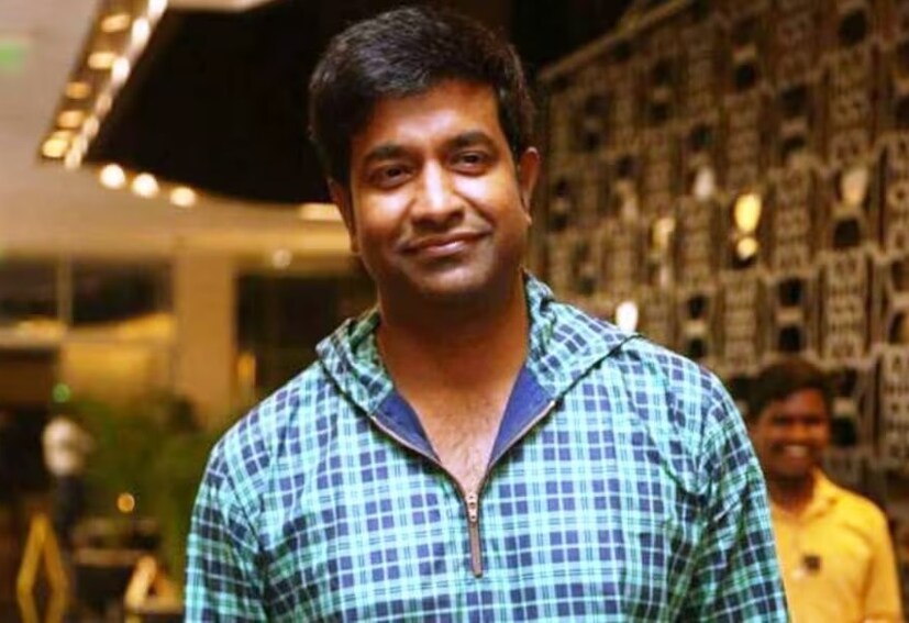  রিজার্ভ ব্যাঙ্ক অফ ইন্ডিয়ার ২০০০ টাকার নোট বাতিলের ঘোষণা আবার কালো টাকার উচ্ছেদের পরিস্থিতি তৈরি করেছে বলেই মত বিশেষজ্ঞদের। বিশেষ করে ২০০০ টাকার নোটে সোনা কেনার চল যেভাবে বেড়ে গিয়েছে দেশ জুড়ে একধাক্কায়, তাতে অনেকেই ভুরু কপালে তুলেছেন। আর এই সবের মধ্যেই নতুন করে ডামাডোল বাঁধালেন জনপ্রিয় দক্ষিণী নায়ক মাঞ্চু বিষ্ণু।