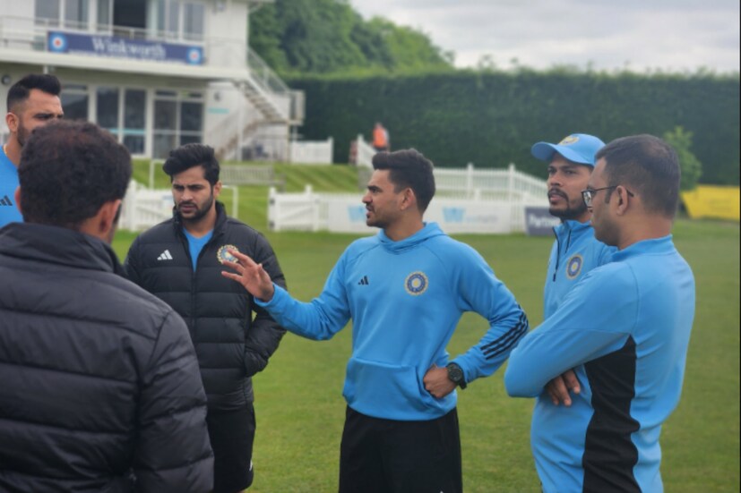 ভারতীয় দলের অনুশীলনের জার্সি মন জয় করে নিয়েছে সকলের। এখনও ম্যাচের নতুন জার্সি ছবি সামনে আসেনি। সেই জার্সিতে কী চমক থাকে তা দেখার অপেক্ষায় ভারতীয় ক্রিকেট ফ্যানেরা।