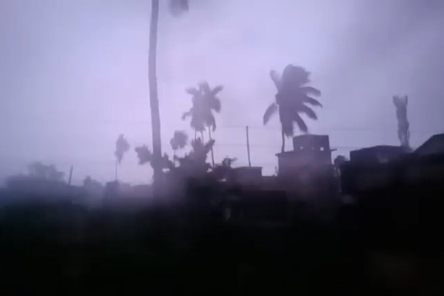  বুধবার মধ্যরাতে মুর্শিদাবাদ জেলার সমস্ত জায়গায় ব্যাপক কালবৈশাখীর ঝড় ও বৃষ্টি হল। বুধবার রাত দু’টো থেকেই মুর্শিদাবাদ জেলার সমস্ত ব্লকে শুরু হয় হঠাৎই ঝড় ও বৃষ্টি। (রিপোর্টার: কৌশিক অধিকারী)