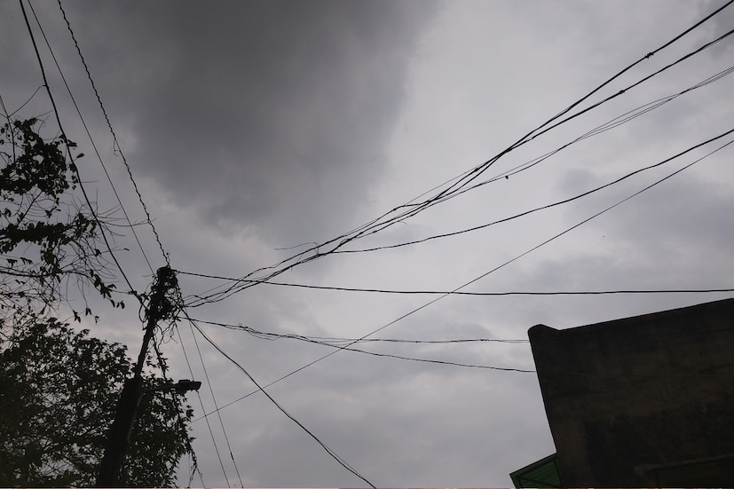 চলতি সপ্তাহে বৃষ্টিপাতের সম্ভাবনা থাকলেও সর্বোচ্চ তাপমাত্রা এবং সর্বনিম্ন তাপমাত্রা ঘোরাফেরা করবে একই জায়গায়। বৃষ্টিপাত না হলে চিটচিটে গরমের প্রভাব বাড়তেই থাকবে। গরমের সমস্ত গ্লানি এবং কষ্ট দূর করতে পারে একমাত্র বৃষ্টি। (রিপোর্টার: নীলাঞ্জন ব্যানার্জী)