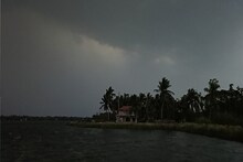 আজ ফের ঝড়-বৃষ্টির তাণ্ডব, কোন কোন জেলা তোলপাড় হবে? জানুন সর্বশেষ পূর্বাভাস