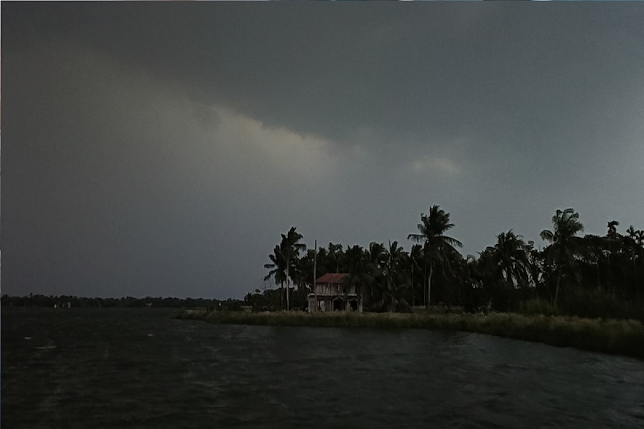  *দক্ষিণবঙ্গের সব জেলার তাপমাত্রা বাড়ছে। গরমে নাজেহাল সাধারণ মানুষ। বৃহস্পতিবার বিকেলের পর রাত পর্যন্ত বর্ধমান, দুই ২৪ পরগণা, কলকাতা-সহ বিভিন্ন জায়গায় ঝড়-বৃষ্টি হয়েছে। ফাইল ছবি। 