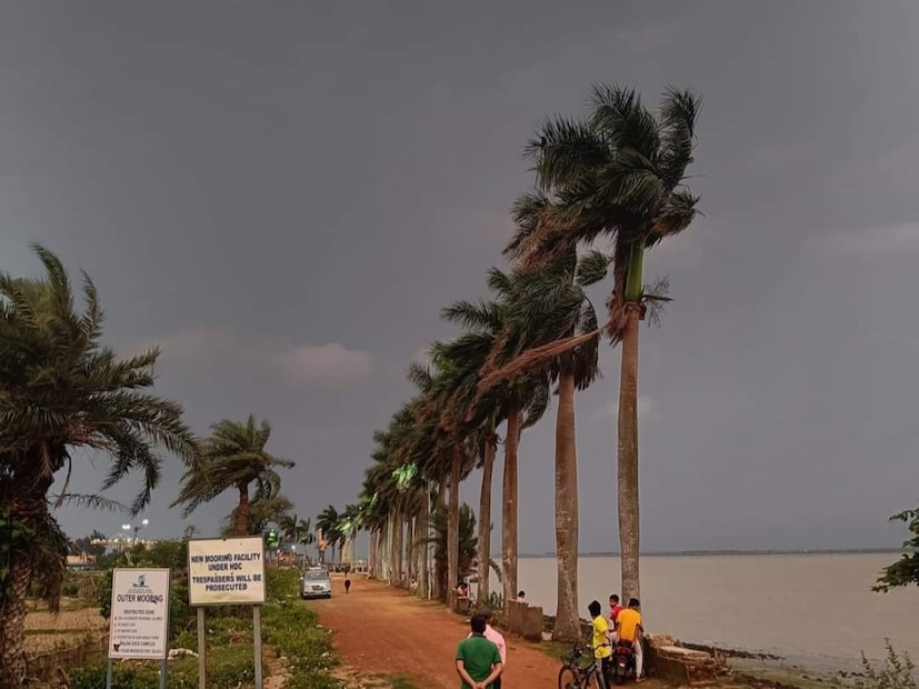 *পূর্ব মেদিনীপুর জেলার দিঘা-সহ প্রায় সব জায়গায় বৃষ্টি হয়েছে। আর বৃষ্টির কারণেই কমেছে তাপমাত্রা। ফলে বাড়তে থাকা তীব্র গরমে দহন জ্বালা থেকে মুক্তি পেয়েছে দক্ষিণবঙ্গবাসী। মৌসম ভবনের পূর্বাভাস গাঙ্গেয় দক্ষিণবঙ্গে শুক্র ও শনিবার ঝড়-বৃষ্টির সম্ভাবনা রয়েছে। ফাইল ছবি। 