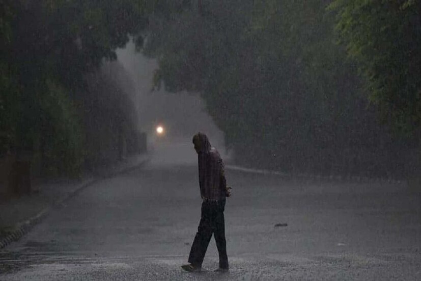 কবে কোথায় ঘূর্ণিঝড় আছড়ে পড়বে, সেই অনেকেই চিন্তিত ৷ কেননা ঘূর্ণিঝড়ের অনুকূল পরিস্থিতি সৃষ্টি হয়েছে বঙ্গোপসাগরে ৷ প্রতীকী ছবি ৷