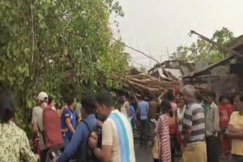 প্রবল ঝড়বৃষ্টিতে ভেঙে পড়ল খড়্গপুর ২ নং ব্লকের লছমাপুর গ্রাম পঞ্চায়েতের অন্তর্গত লছমাপুর উত্তর বুথের তৃণমূলের দলীয় কার্যালয়। যদিও ওই সময় কার্যালয়ে কেউ না থাকায় হতাহতের কোনও খবর নেই। তবে ঝড়বৃষ্টিতে তৃণমূল কার্যালয়ের অধিকাংশ অংশ ভেঙে পড়ে। ঝড়বৃষ্টিতে লন্ডভন্ড হয়ে যায় দলীয় কার্যালয়ে ভেতরে থাকা ব্যানার, ফেস্টুন-সহ বিভিন্ন আসবাবপত্র। (রিপোর্টার: শোভন দাস)