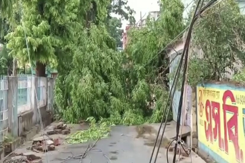 ঝড়বৃষ্টিতে ক্ষতিগ্রস্থ পানীয় জলের ট্যাঙ্ক। ঘটনাটি খড়্গপুরের মাদপুর বাসস্ট্যান্ড সংলগ্ন বলরামপুর গ্রামের। স্থানীয় সুত্রে জানা যায়, নবনির্মিত এই পানীয় জলের ট্যাঙ্কটি উদ্বোধনের অপেক্ষায়। কিন্তু নবনির্মিত জল ট্যাঙ্ক থেকে পড়ছে ঝরঝরিয়ে জল। এত পরিমাণে জল পড়ছে যে ক্ষতিগ্রস্থ হচ্ছে আশেপাশের বাড়িগুলি। বাধ্য হয়ে আশেপাশের মানুষেরা নিজেরাই ওই এলাকা থেকে জল বের করার চেষ্টা চালাচ্ছেন। তবে বড়সড় দুর্ঘটনার আশঙ্কায় স্থানীয়রা। (রিপোর্টার: শোভন দাস)