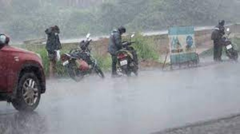 আজ কলকাতায় আংশিক মেঘলা আকাশ। বেলা বাড়লে গরম ও আর্দ্রতাজনিত অস্বস্তি বাড়তে পারে। আজ সকালে সর্বনিম্ন তাপমাত্রা ছিল ২৭.১ ডিগ্রি সেলসিয়াস।  বাতাসে আপেক্ষিক আর্দ্রতার পরিমাণ ৫১ থেকে ৮৫ শতাংশ। গত ২৪ ঘণ্টায় বৃষ্টি হয়নি। 