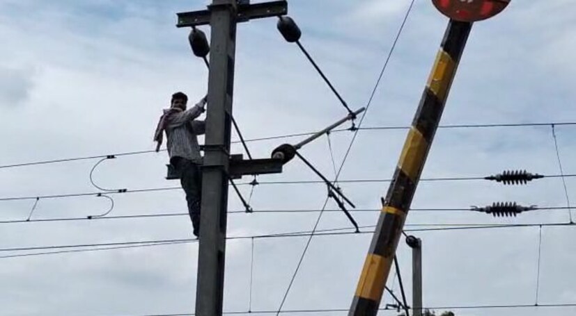 রেল পুলিশের সঙ্গে স্থানীয় বাসিন্দারা যৌথভাবে যুবককে পিলার থেকে মাটিতে নেমে আসার অনুরোধ, উপরোধ করতে শুরু করেন। প্রায় আধ ঘণ্টা ধরে সাধ্য সাধনার পর অবশেষে যুবক নিজেই মাটিতে নেমে এলে রেল পুলিশ তাঁকে আটক করে। ধৃত যুবককে জিজ্ঞাসাবাদ করেও তাঁর নাম ঠিকানা উদ্ধার করতে পারেনি রেল পুলিশ।
