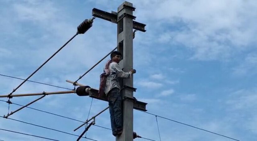 প্রায় আধ ঘণ্টা ধরে বহু সাধ্য সাধনার পর ওই যুবককে নামিয়ে আনতে সমর্থ হয় রেল পুলিশ ও স্থানীয়রা। এর জেরে বাঁকুড়া স্টেশনের আপ লাইনের ওভারহেড তারে আধ ঘন্টা বিদ্যুৎ সংযোগ বিচ্ছিন্ন রাখতে হয়। যুবকের নাম ঠিকানা জানা যায়নি। যুবকটি মানসিক ভারসাম্যহীন বলে প্রাথমিক তদন্তে অনুমান রেল পুলিশের। প্রিয়ব্রত গোস্বামী, বাঁকুড়া