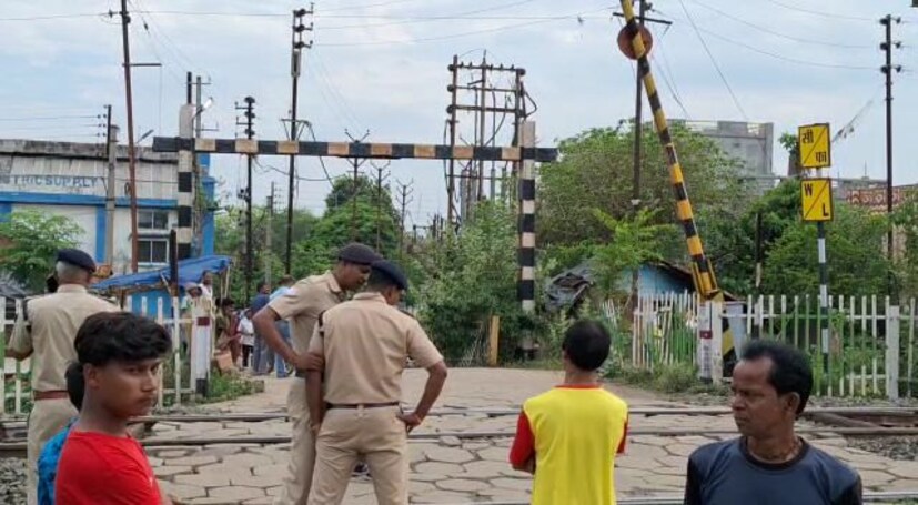 মঙ্গলবার দুপুরে বাঁকুড়া স্টেশনের অদূরে বাঁকুড়া শহরের ১৮ নম্বর ওয়ার্ডের পাওয়ার হাউস সংলগ্ন রেল গেটের বাসিন্দারা দেখেন রেল গেটের অদূরে আপ লাইনের ওভারহেড বিদ্যুৎবাহী তারের পিলারের আগায় উঠে পড়েছেন এক যুবক। পিলারের বিপজ্জনক উচ্চতায় উঠে থাকা ওই যুবক হাত নেড়ে নিজের মনে চিৎকার করে যাচ্ছিলেন। প্রিয়ব্রত গোস্বামী, বাঁকুড়া