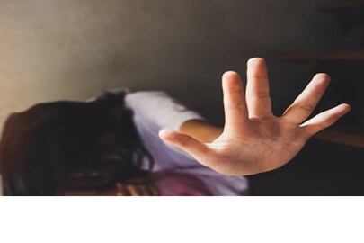 ছিঃ! স্কুল ছাত্রীর সঙ্গে এ কী করলেন পুলিশ অফিসার!