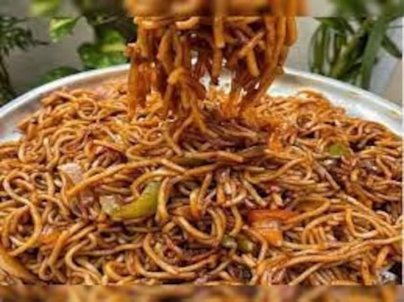 ছোট থেকে বড় সবার কাছেই চাউমিন একটা মুখরোচক খাবার৷ কেউ বলেন চাউমিন, কেউ বলেন ন্যুডলস৷ কিন্তু দুটোর পার্থক্য কি ভেবে দেখেছেন?