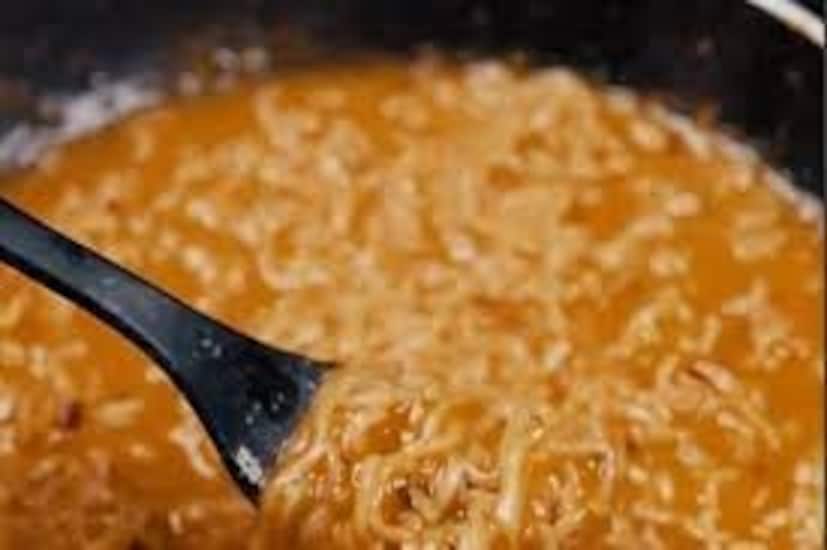ইংরেজি chow mein শব্দটি আসলে চীনা শব্দ &quot; chau_meing &quot; হতে। চীনের দক্ষিণ _পশ্চিম শহর তাশিয়ান বা তোশিয়ান হতে বহু লোক উত্তর আমেরিকার কাছে এসে বসতি স্থাপনকরে। আর তাদের তৈরি করা চাওমিং সকলের কাছে প্রিয় হয়। পরবর্তীতে আমেরিকান রা তাদের ভাষায় এর নাম করে চাওমিন।
