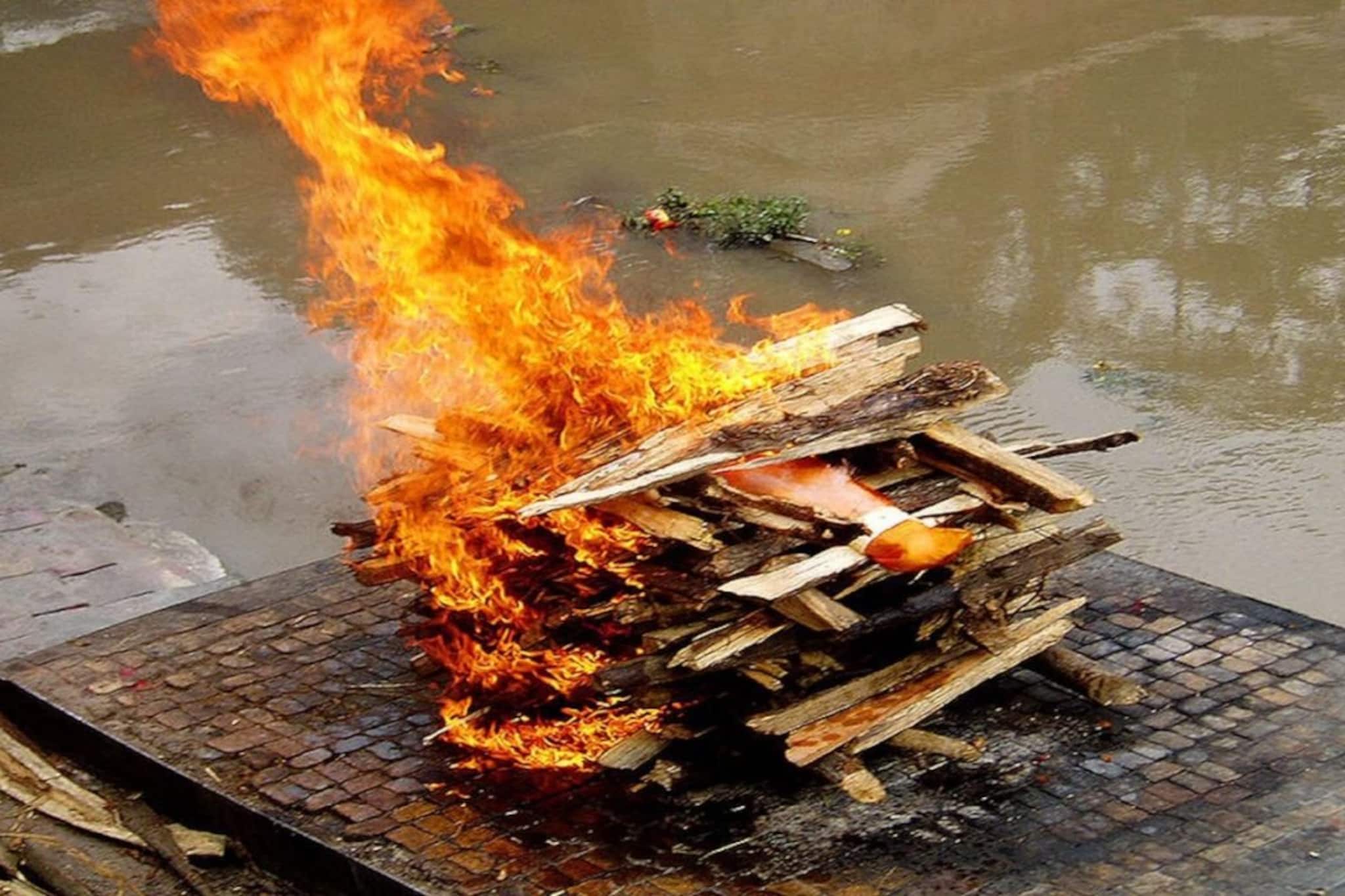 আসতে ভয় পান সকলে! সেই শ্মশানে সন্তানদের নিয়ে সংসার পতে সবার  ‘রোল মডেল’ এই মা