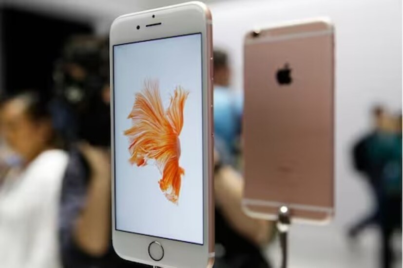 Apple iPhone 6S এবং 6S Plus এই তালিকায় ১৭৪ মিলিয়ন বিক্রির রেকর্ড নিয়ে পঞ্চম স্থানে রয়েছে। একইভাবে, ছয় নম্বরে রয়েছে iPhone 5S, যার ১৬৫ মিলিয়ন ইউনিট বিক্রির রেকর্ড রয়েছে।