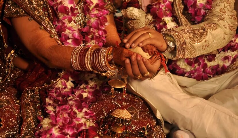 প্রকৃতপক্ষে, বৈজ্ঞানিক ভাবে বলতে গেলে, এর পিছনে কাজ করে বংশগতি। দু’টি পাকানো মোড় যুক্ত চুলের গঠনে প্রধান ভূমিকা পালন করে জিন। বিশেষজ্ঞদের দাবি, কোনও পুরুষ বা মহিলার মাথায় এমন মোড় থাকলে বুঝতে হবে এটি তিনি উত্তরাধিকারসূত্রে পরিবারের কোনও সদস্যর থেকে পেয়েছেন। তবে এতে অস্বাভাবিক কিছু নেই। এটি শরীরের একটি স্বাভাবিক বৈশিষ্ট্য। Representative Image