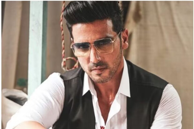তিনি তাঁর জীবনের একাধিকবার তিনি প্রত্যাখ্যান সহ্য করেছেন৷ জীবনের সবচেয়ে কঠিন সময় কাটিয়েছেন তিনি৷ এমনকী নিজের প্রতি ক্রমে বিতৃষ্ণা জন্মে গিয়েছিল তাঁর৷ নিজেকে ‘বেগুন’ এর মতো দেখতে লাগত, এটাই তিনি বলেছেন৷ 