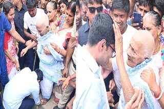 অভিষেককে আশীর্বাদ বৃদ্ধার