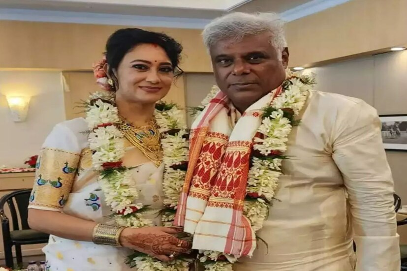 সূত্রের খবর, রূপালী বড়ুয়া গুয়াহাটির বাসিন্দা হলেও কলকাতার একজন নাম করা ফ্যাশন উদ্যোক্তা। শুধু তাই নয়, রুপালি কলকাতার একটি উচ্চমানের ফ্যাশন স্টোরের সঙ্গেও যুক্ত।