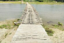 বাঁশের সাঁকোর ভরসায় কাটছে জীবন
