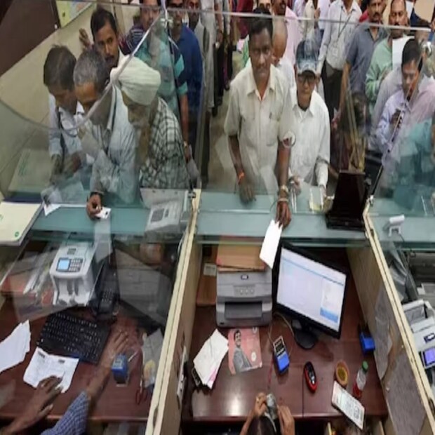 নমিনি কী: এমন ব্যক্তিকেই ব্যাঙ্ক অ্যাকাউন্টে নমিনি করা হয় যার উপর অ্যাকাউন্ট হোল্ডারের বিশ্বাস রয়েছে। সেটা পরিবারের সদস্য হতে পারে, যেমন পিতামাতা, ভাইবোন, পত্নী, সন্তান বা অন্য কেউ। একই নামের বিভিন্ন ব্যাঙ্ক অ্যাকাউন্টে আলাদা আলাদা নমিনি করা যায়। একই ব্যাঙ্কে থাকা ফিক্সড ডিপোজিট (এফডি), সেভিংস এবং রেকারিং ডিপোজিট (আরডি) অ্যাকাউন্টগুলির মতো আলাদা আলাদা অ্যাকাউন্টের জন্যও আলাদা আলাদা নমিনি হতে পারে।
