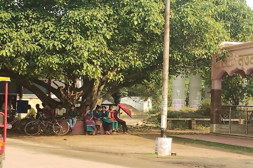আজ শুক্রবার সকাল থেকে ক্ষণিকের জন্য আবহাওয়া মেঘলা থাকলেও সকাল সাড়ে সাতটার পর থেকে উজ্জ্বল বাঁকুড়ার আকাশ। তাপমাত্রা ঘোরাফেরা করছে ২৪ ডিগ্রি সেলসিয়াস থেকে ৩৪ ডিগ্রি সেলসিয়াসের মধ্যে। এদিন সম্ভাবনা রয়েছে বৃষ্টিপাতের। বৃষ্টিপাতের সম্ভাবনা ৩০ শতাংশ।