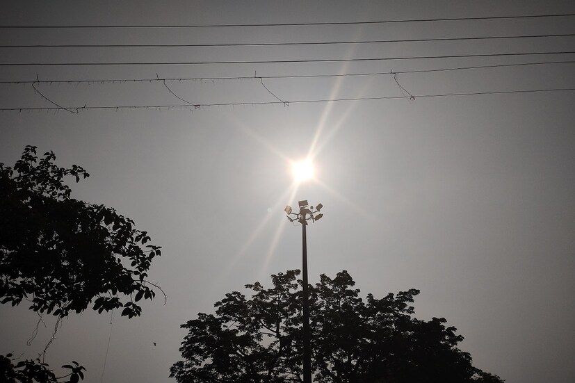 আগামীকাল একই আবহাওয়া থাকবে বলে জানা যাচ্ছে তবে সর্বোচ্চ তাপমাত্রা বৃদ্ধি পেতে পারে এক থেকে দুই ডিগ্রি। যদি মোকার প্রভাব না পড়ে তাহলে বাঁকুড়ার তাপমাত্রা পৌঁছে যেতে পারে ৪০ ডিগ্রি সেলসিয়াসের ওপরে। আপাতত সমীকরণ থেকে যদি মোকাকে বাদ দেওয়া হয় তাহলে আগামী কয়েকদিনের মধ্যে আবারও বাড়তে পারে তাপমাত্রা।